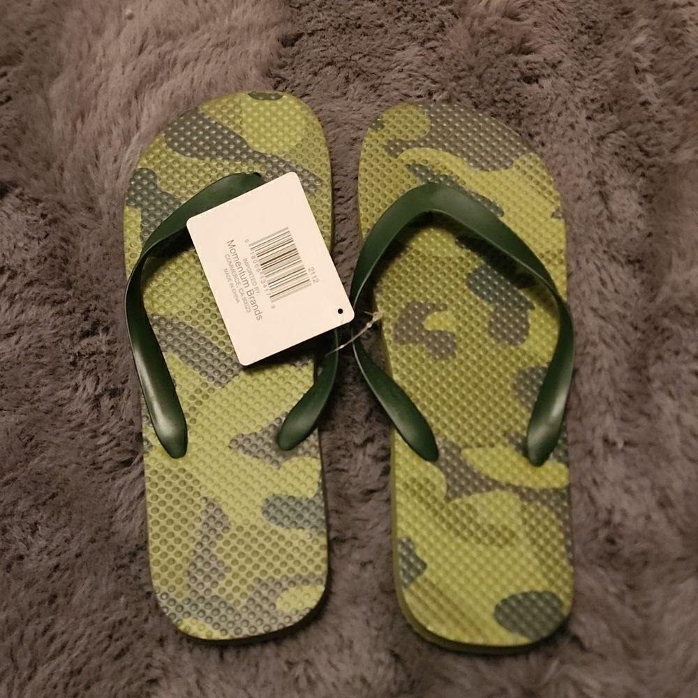 NWT Camo Green Flip Flops Men's Small 8/9